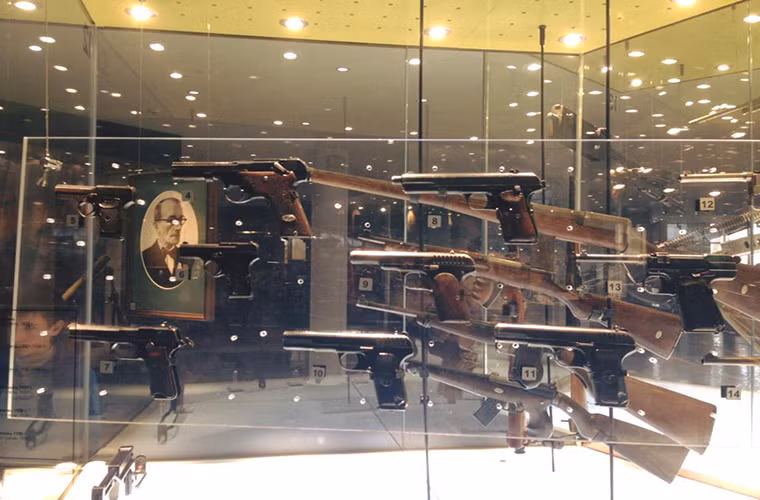 Trong ảnh là một số mẫu súng ngắn được trang bị cho Quân đội Liên Xô trước và sau Chiến tranh Thế giới thứ II.