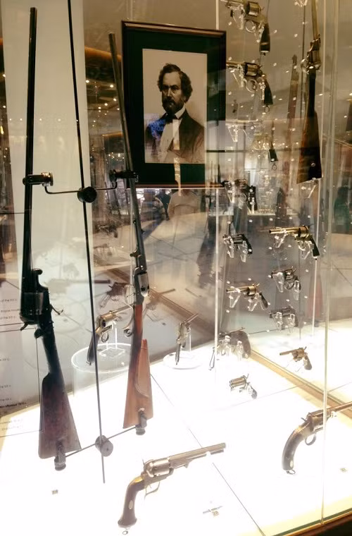 Và với sự phát triển như vũ bão của các loại súng bộ binh trong thế kỷ thứ 19, Quân đội Đế quốc Nga lúc đó cũng bắt đầu đưa vào trang bị các loại súng mới có độ chính xác tốt hơn với hộp tiếp đạn nhiều hơn.