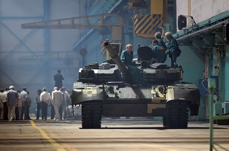T-84 Oplot do Cục thiết kế Kharkiv Morozov (KMDB) của Ukraine phát triển dựa trên mẫu xe tăng T-80UD có từ thời Liên Xô. Trọng lượng của mỗi chiếc T-84 là 51 tấn nhưng nó vẫn có thể di chuyển với tốc độ 70km/h với động cơ 1.200 mã lực của Malyshev.