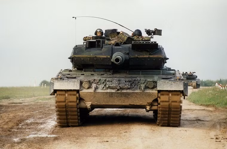 Lợi thế của các dòng xe tăng Leopard vẫn là trang thiết bị điện tử tiên tiến hổ trợ tác chiến tốt hơn xe tăng Nga, một trong số đó có thể kể tới hệ thống điều khiển hỏa lực trên Leopard nó cho phép xe tăng tác chiến liên tục cả ngày lẫn đêm.