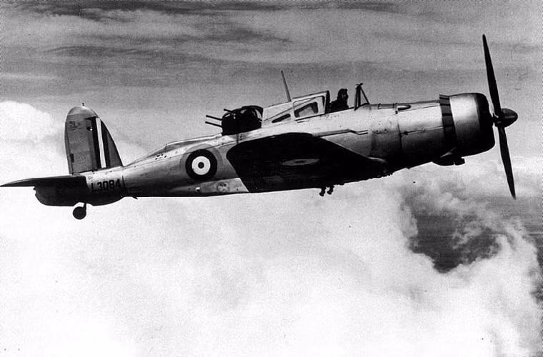 Dường như Anh là nước sở hữu số máy bay chiến đấu tệ nhất trong Chiến tranh Thế giới thứ II khi cái tên tiếp theo thuộc về một mẫu chiến đấu cơ khác của nước này là Blackburn Roc. Về thiết kế, Blackburn Roc là mẫu tiêm kích hạm dành cho các tàu sân bay của Hải quân Anh nhưng nó lại sở hữu hệ thống vũ khí nghèo nàn với tháp pháo được trang bị 4 súng máy 7.7mm. Xạ thủ súng máy trên Blackburn Roc hầu như không có cơ hội để nhả đạn với góc tháp pháo hạn chế của máy bay.