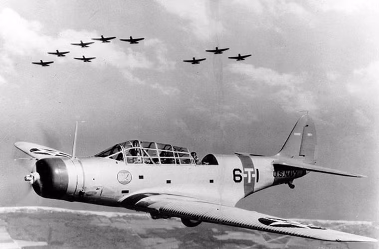 Tốc độ bay của Douglas TBD Devastator chỉ đạt 331km/h dễ dàng trở thành con mồi cho các máy bay chiến đấu của Nhật Bản trên Thái Bình Dương. Toàn bộ phi đội Douglas TBD Devastator của Mỹ bị xóa sổ hoàn toàn trong trận Midway. Chỉ có khoảng 130 chiếc Douglas TBD Devastator được Hải quân Mỹ đưa vào trang bị trước khi loại biên vào năm 1944.