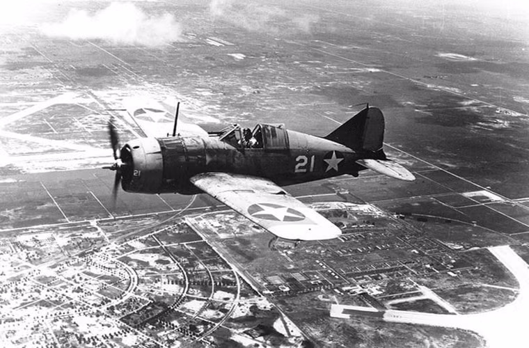 Ở vị trí tiếp theo là ứng cử viên đến từ Mỹ mẫu tiêm kích Brewster F2A Buffalo hay còn được gọi là cỗ quan tài bay. Buffalo được xem là thiết kế máy bay chiến đấu thất bại nhất của Không quân và Hải quân Mỹ trong Chiến tranh Thế giới thứ II và chỉ có 500 chiếc được chế tạo. Hiệu suất hoạt động của nó bị chính các phi công sử dụng đánh giá là kém cỏi hệ thống vũ khí nghèo nàn và dễ dàng bị đánh bại bởi các dòng tiêm kích cùng thời.