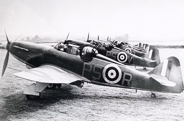 Đứng vị trí đầu tiên trong danh sách top 10 chiến đấu cơ tệ nhất Chiến tranh Thế giới thứ II của Vintage News là mẫu máy bay đánh chặn Boulton Paul Defiant (Mk I) của Không quân Anh. Dù sở hữu một tháp pháo trang bị tới 4 súng máy 7.7mm nhưng nó hoàn toàn vô dụng trong việc đánh chặn các phi đội máy bay ném bom của Đức.