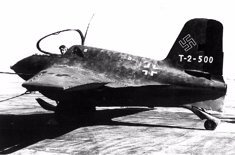 Đứng gần cuối trong top 10 là mẫu tiêm kích đánh chặn sử dụng động cơ phản lực Messerschmitt Me 163 của Đức. Dù được trang bị động cơ phản lực nhưng chừng đó vẫn chưa đủ giúp Me 163 trở thành một mẫu máy bay chiến đấu hiệu quả bên cạnh đó hệ thống vũ khí nghèo nàn với 2 pháo 30mm và chỉ có thể mang theo 60 viên đạn.