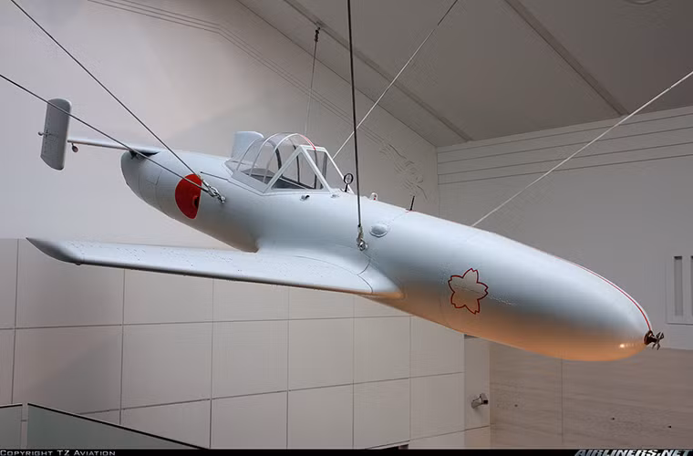 Ở vị trí cuối cùng của Vintage News là một cái tên khá nổi tiếng trên Mặt trận Thái Bình Dương - Yokosuka MXY-7 Ohka - nói chính xác hơn thì MXY-7 là một mẫu tên lửa chống hạm có người lái được Nhật Bản sử dụng trong Chiến tranh Thế giới thứ II. Chúng được điều khiển bởi các phi công cảm tử thuộc phi đội Thần Phòng của Hải quân Nhật Bản sử dụng chủ yếu với nhiệm vụ chính là ngăn cản bước tiến của Hải quân Mỹ.