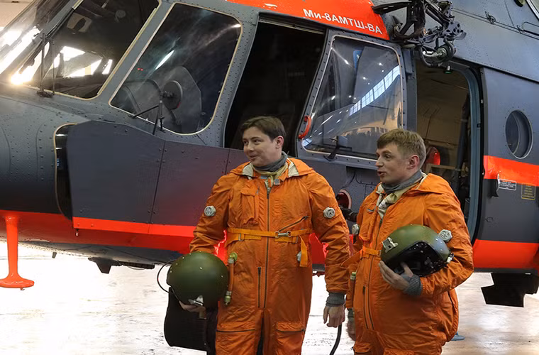 Bên cạnh đó phi hành đoàn của Mi-8AMTSh cũng được trang bị các bộ đồ bay đặc biệt giúp họ có thể hoạt động được trong khí hậu khắc nghiệt dưới -25 độ ở Bắc Cực.