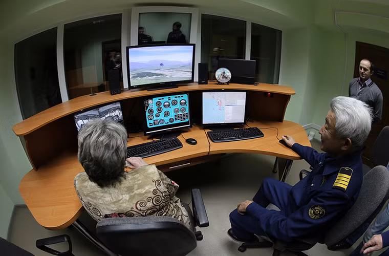 Đi kèm với đó là hệ thống giám sát mô phỏng cho phép người hướng dẫn có thể trao đổi trực tiếp với học viên thông qua hệ thống máy tính trong việc xử lý các tình huống bay mô phỏng thực tế.