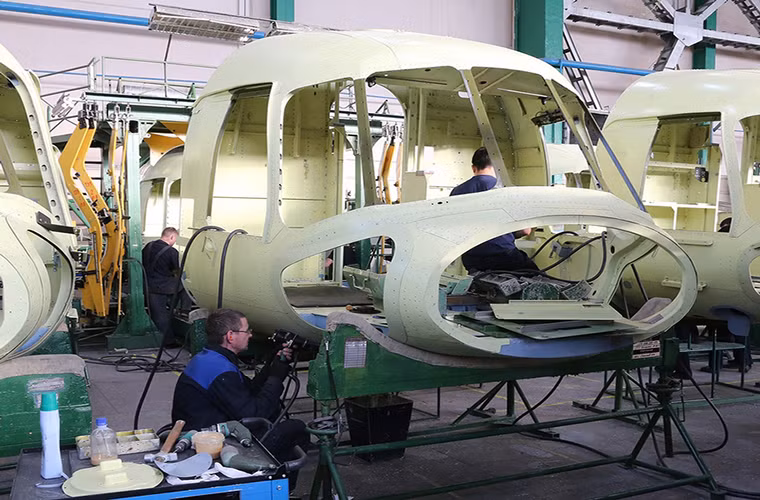 Toàn bộ phần thân của một chiếc trực thăng đều được sản xuất trước tại Ulan-Ude với 3 phần chính gồm phần đầu, phần thân và phần đuôi. Cả ba phần này sau đó sẽ được ghép lại để tạo thành phần khung thân trực thăng hoàn chỉnh cho công đoạn tiếp theo.