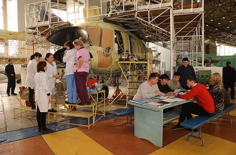 Sau khi được lựa chọn, các kỹ sư của nhà máy Ulan-Ude sẽ bắt đầu lắp ráp các trang thiết bị cần thiết cho một chiếc trực thăng hoàn chỉnh. Và tùy theo từng biến thể hoặc yêu cầu của mỗi đơn hàng những chiếc trực thăng này sẽ được trang bị các thiết bị hàng không khác nhau.