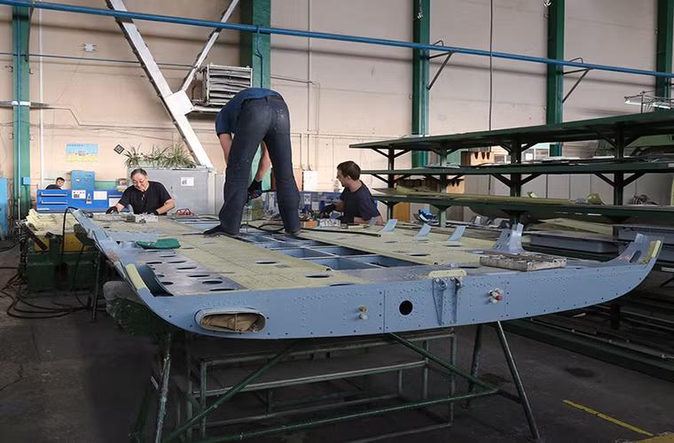 Trong ảnh là phần sàn của một chiếc trực thăng Mi-8 ở giai đoạn ban đầu, nó sẽ được ghép lại với các phần khác sau khi hoàn chỉnh.