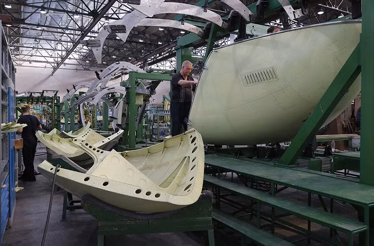 Hầu hết mọi công đoạn để tạo nên một chiếc trực thăng hoàn chỉnh đều được thực hiện tại các phân xưởng của Ulan-Ude từ việc chế tạo vỏ máy bay cho đến lắp ráp các thiết bị điện tử.