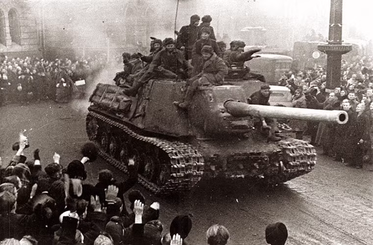 Pháo tự hành ISU-152 của Hồng quân trên đường phố Ba Lan vào tháng 5/1945. Nguồn ảnh: Sputnik