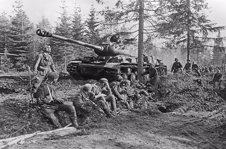 Khi những chiếc xe tăng Đức trở nên dày hơn lớn hơn thì Liên Xô cũng sở hữu những sát thủ diệt tăng mới với dòng xe tăng hạng nặng IS được trang bị pháo chính lên tới 122mm. Nguồn ảnh: Sputnik