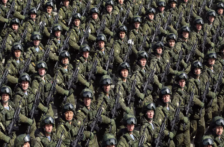 Dù sở hữu lực lượng quân đội khá khiêm tốn với hơn 770.000 quân cùng 2 triệu quân dự bị, nhưng sức mạnh quân sự của Nga không chỉ nằm ở quân số mà còn ở cả kho vũ khí chiến lược của nước này. Ngân sách quốc phòng hàng năm của Nga ước tính chỉ 66.5 tỷ USD thấp hơn rất nhiều so với Mỹ và Trung Quốc.