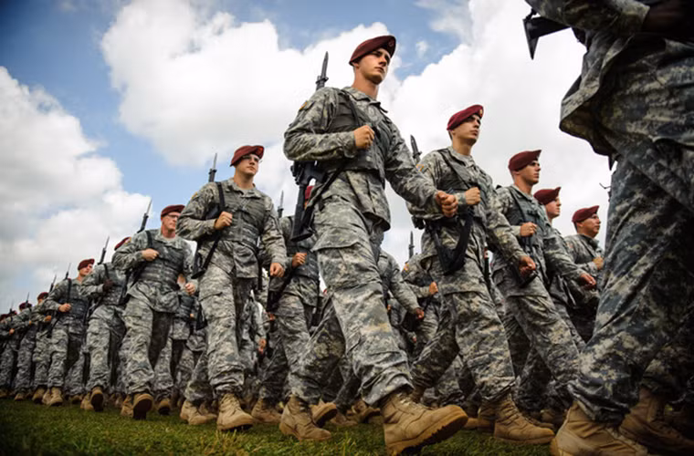 Hiện tại Quân đội Mỹ có trong biên chế hơn 1.3 triệu quân cùng 811.000 quân sự bị. Ngân sách dành cho chi tiêu quân sự của Mỹ cũng đứng đầu thế giới với hơn 597 tỷ USD trong năm tài khóa 2015 nhưng vẫn thấp hơn nhiều so với những năm trước đó. Một phần là do Mỹ đã không còn chịu gánh nặng ngân sách từ các cuộc chiến ở Iraq và Afghanistan.