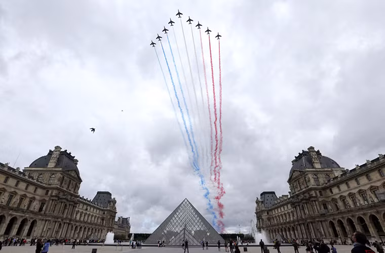 Hiện tại Pháp có quy mô quân đội khoảng 300.000 quân bao gồm cả lực lượng hiến binh với hơn 27.700 quân dự bị, ngân sách quốc phòng hàng năm của Pháp ước tính 46.8 tỷ USD. Về cơ bản Pháp là quốc gia có tiềm lực quốc phòng mạnh mẽ nhất Châu Âu và không bị bất cứ ràng buộc, đứng sau Pháp là Anh và Đức.