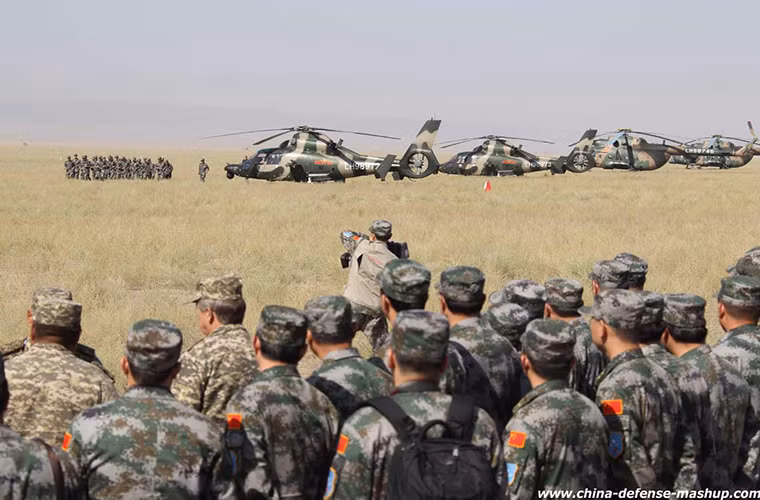 Quân số của Trung Quốc hiện tại là 2,3 triệu quân cùng hơn 510.000 quân dự bị, ngân sách quốc phòng của Bắc Kinh đứng thứ thế giới với gần 149 tỷ USD trong năm 2015. Tuy nhiên việc phát triển quá nhanh cũng khiến Quân đội Trung Quốc phải đối mặt với hàng loạt vấn đề nghiêm trọng một trong số đó là nạn tham nhũng.