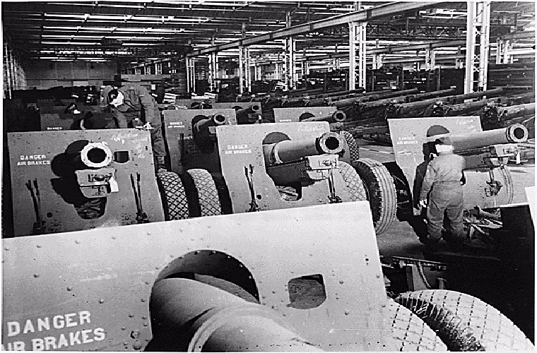 Để cầm chân quân Đức ở Mặt trận phía Đông Mỹ và Anh đã tích cực viện trợ cho Moscow hàng triệu tấn vũ khí và nhu yếu phẩm trong giai đoạn Quân đội Liên Xô gần như kệt quệ.