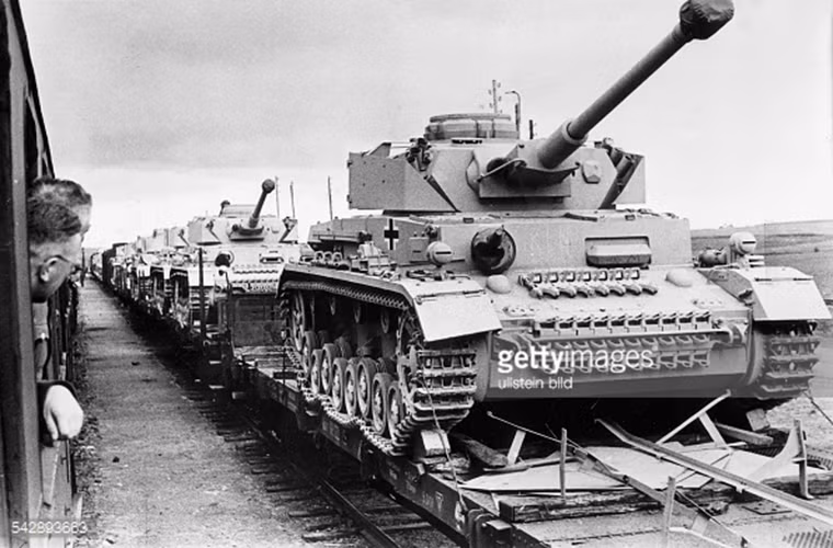 Bên cạnh đó quân Đức còn điều động 625.000 ngựa và 600.000 xe cơ giới tham gia chiến dịch quân sự này.