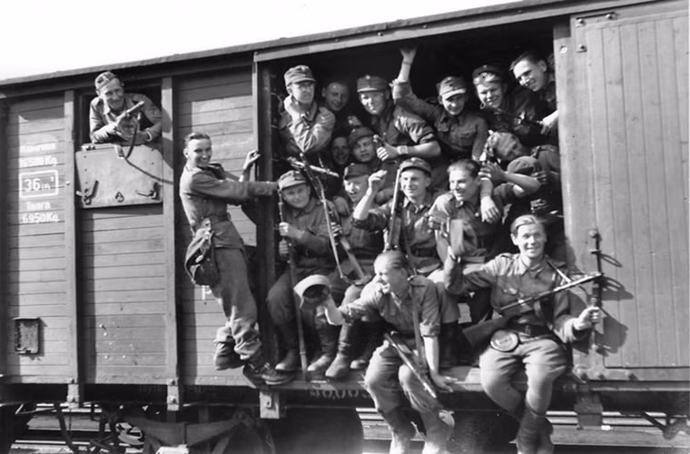 Và có một điều khá ngạc nhiên là Phần Lan cũng tham gia vào đạo quân xâm lược Liên Xô của Đức với 17 sư đoàn và 2 lữ đoàn. Một trong những nguyên nhân khiến Phần Lan hành động như vậy là do Liên Xô từng xâm lược đẫm máu quốc gia Bắc Âu này vào năm 1939.