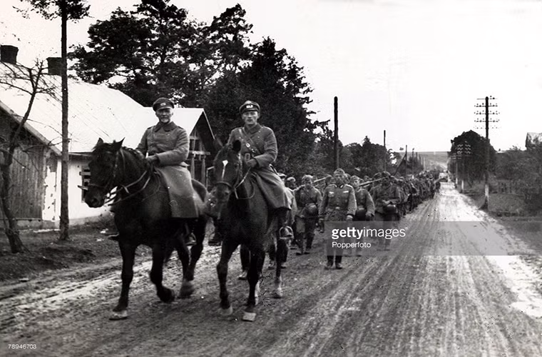 Với ba cánh quân chính gồm Tập đoàn quân phía Nam do Thống chế Gerd von Rundstedt chỉ huy, Tập đoàn quân phía Bắc của Thống chế Wilhelm von Leeb và Tập đoàn quân Trung tâm do Thống chế Fedor von Bock đứng đầu.