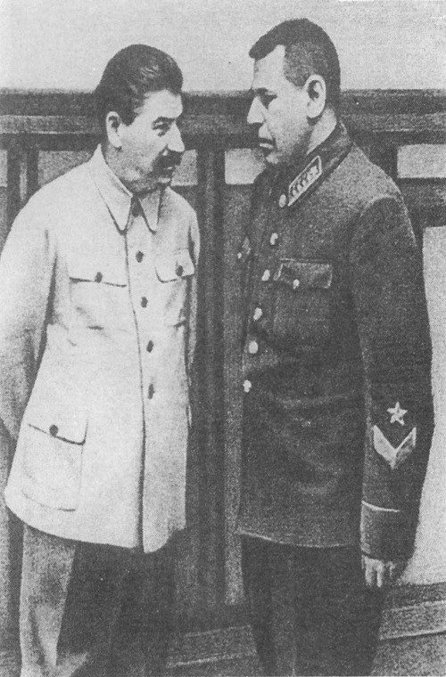 Stalin lúc đó hoàn toàn sốc trước kế hoạch xâm lược Liên Xô của Đức, thậm chí ông ta đã không nói bất cứ lời nào trong 11 ngày đầu của cuộc chiến.