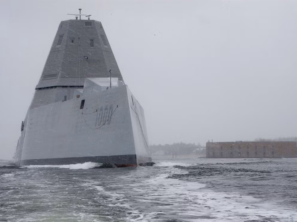 Litovkin cho rằng, Nga sẽ là bên hưởng lợi từ tàu chiến mới nhất này của Mỹ vì có thể nhìn vào kinh nghiệm của Mỹ. “Mặc dù có những khiếm khuyết, Zumwalt vẫn là một bước tiến. Chúng tôi sẽ phát triển theo hướng này, nhưng chúng tôi chưa có nhiều tiền để thực hiện một nhiệm vụ liều lĩnh và tốn kém như vậy. chúng tôi có các dự án tương tự và chúng tôi cần làm rõ tính thiết thực của chúng trước khi đưa chúng vào cuộc sống. Ở Nga, chúng tôi cố gắng phát triển các tiềm đăng đầy đủ để ngăn chặn kẻ thù nhưng không bị lôi kéo vào cuộc chạy đua vũ trang”, Litovkin bình luận.