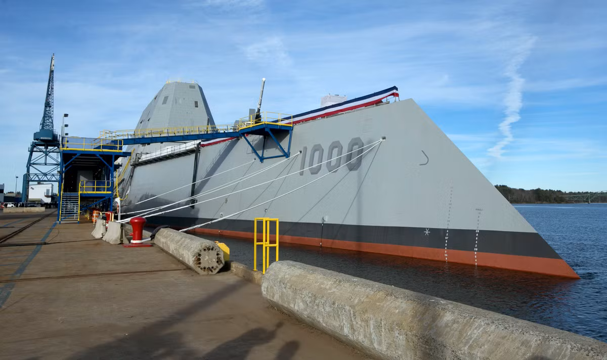 “Con tàu này không còn nghi ngờ gì là một tín hiệu của tiến bộ kỹ thuật quân sự của Mỹ. Nhưng vấn đề đặt ra là: Người Mỹ sẽ dùng con tàu này để đánh với ai? Với Nga ư? Chiến tranh với Nga có nghĩa rằng sẽ tự dẫn tới nguy cơ về tấn công hạt nhân. Mỹ sẽ không làm điều đó. Họ muốn sử dụng tàu khu trục như này để dọa dẫm các nước yếu hơn. Từ quan điểm thực tiến mà nói, Zumwalt chỉ là sự thừa thãi”, Viktor Litovkin bình luận trên tờ RT.