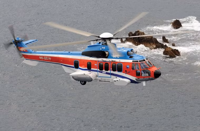 Theo tạp chí Jane’s Defence Weekly, hãng chế tạo máy bay Airbus vừa cho ra mắt hệ thống vũ khí modul thế hệ mới có thể được tích hợp trên mọi trực thăng dân sự do công ty này chế tạo theo một cách dễ dàng và nhanh chóng hơn. Điều này cho phép Airbus cải thiện khả năng vũ trang hóa các dòng trực thăng dân sự của hãng này trên một nền tảng hệ thống chung duy nhất. Ảnh: Trực thăng vận tải EC225 của Tổng Công ty Trực thăng Việt Nam do Airbus sản xuất, hiện dùng cho hoạt động bay du lịch, bay dầu khí.