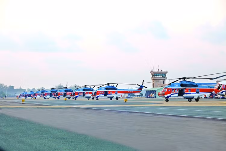 Trong khi lựa chọn ba cũng tương tự như lựa chọn thứ 2 nhưng trực thăng sẽ được trang bị thêm hệ thống quan sát và định vị mục tiêu bằng quang ảnh nhiệt và lựa chọn cuối cùng là sự kết hợp của cả ba gói nâng cấp trên tuy nhiên trực thăng sẽ được trang bị thêm các pod modul cho phép triển khai tên lửa không đối đất và không đối không. Ảnh: Dàn trực thăng đa dụng EC225 của Việt Nam, có thể trang bị module vũ khí GWC.