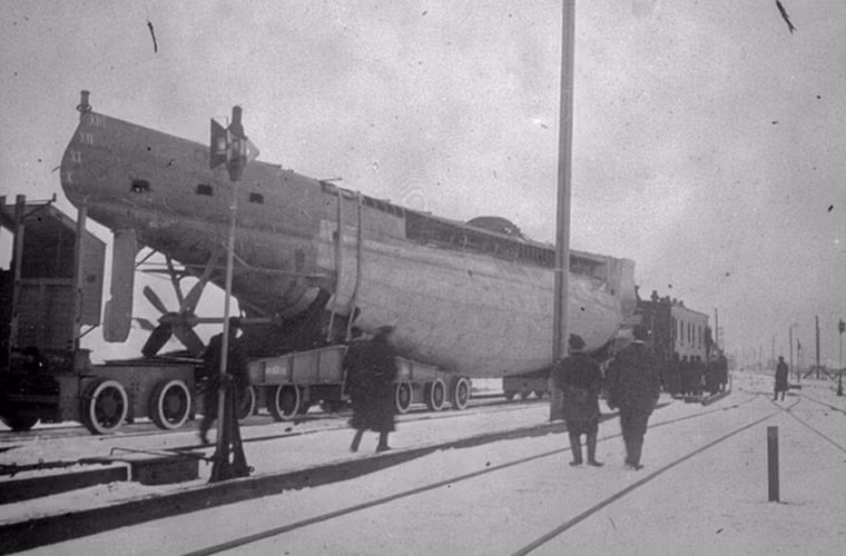 Trong ảnh là thân tàu của một chiếc tàu ngầm lớp Kasatka được di chuyển trong quá đóng mới.