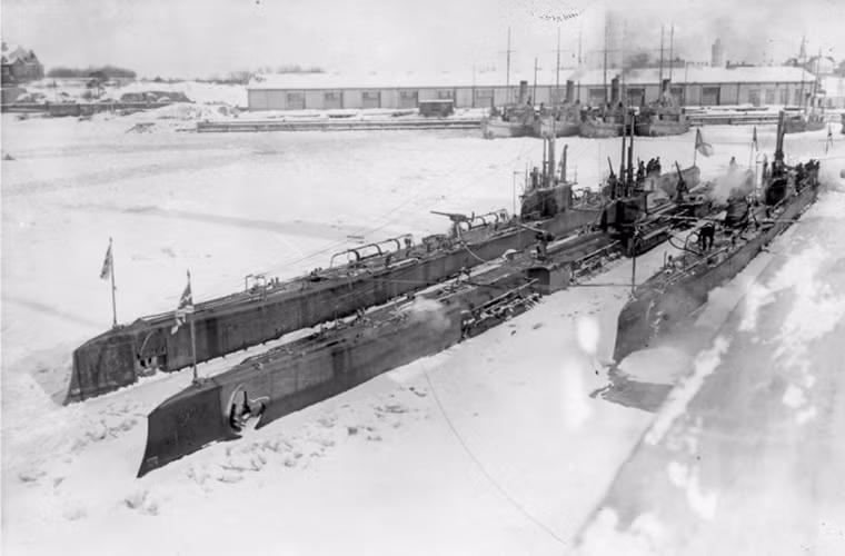Trong ảnh là các tàu ngầm lớp Bars được xây dựng cho Hải quân Đế quốc Nga trong Chiến tranh Thế giới thứ I.