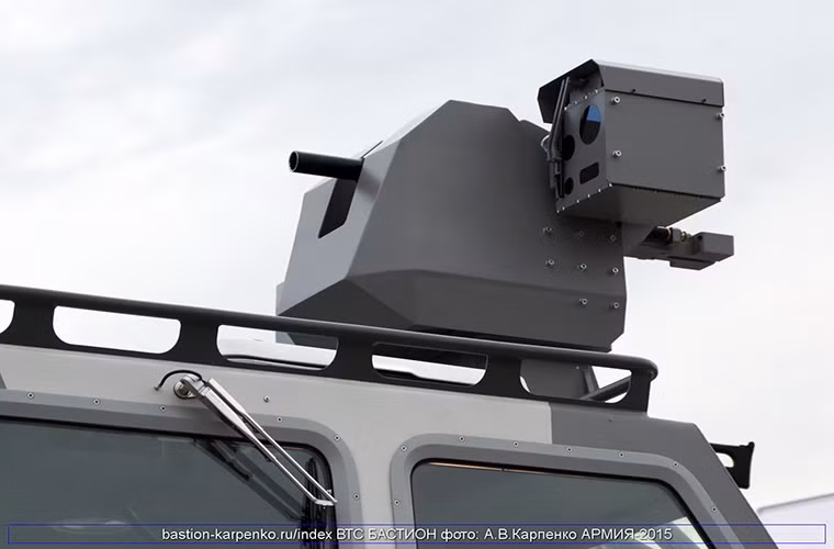 Tuy nhiên, BK-16 lại được tích hợp sẵn tổ hợp vũ khí tự động có thể được trang bị với súng phóng lựu tự động hoặc súng máy 12.7mm, tổ hợp vũ khí này giúp tăng đáng kể sức mạnh hỏa lực của BK-16.