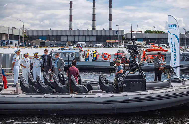 BK-10 và BK-16 được thiết kế và phát triển bởi một công ty con của Kalashnikov - chúng được đóng mới tại nhà máy đóng tàu Rybinsk. Bộ đôi tàu tấn công nhanh dành cho các đơn vị tác chiến đặc biệt này được Kalashnikov giới thiệu lần đầu tiên tại triển lãm hải quân quốc tế St Petersburg vào tháng 7 năm ngoái.