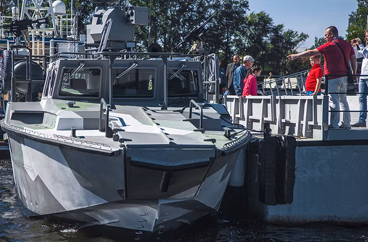 Kalashnikov từ lâu đã được biết tới là tập đoàn chuyên sản xuất các dòng súng bộ binh cho Quân đội Nga và cũng như dành cho xuất khẩu. Tuy nhiên trong thời gian gần đây công ty này liên tục mở rộng quy mô của mình với việc đầu tư mạnh vào các công ty công nghệ hàng không cũng như ngành công nghiệp đóng tàu.