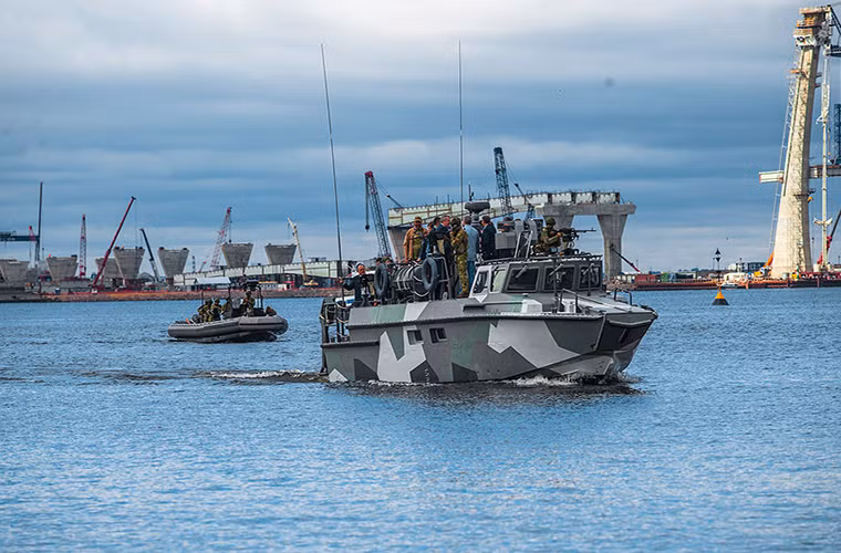 Theo hãng thông tấn Sputnik, Tập đoàn vũ khí Kalashnikov đã bắt đầu chuyển giao lô tàu tấn công nhanh BK-10 và tàu đổ bộ đa nhiệm BK-16 đầu tiên cho một số đơn vị đặc nhiệm Nga theo một hợp đồng giữa Kalashnikov và Bộ Quốc phòng Nga. Hợp đồng trên của Kalashnikov được xem là bước đột phá lớn của công ty chuyên chế tạo súng này.
