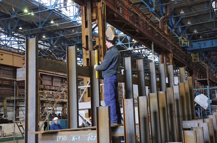 Hình ảnh bên trong một phân xưởng đóng tàu của Feodosia tại Crimea.