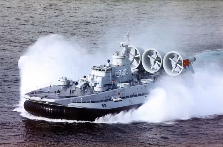 Theo cách chuyên gia quân sự đánh giá, chỉ cần một biên đội tàu chiến được trang bị hai tàu đổ bộ khí đệm lớp Zubr Hải quân Trung Quốc hoàn toàn có thể triển khai một cuộc đổ bộ chớp nhoáng lên các quần đảo tranh chấp tại Biển Đông với quân số có thể đến 1.000 quân.