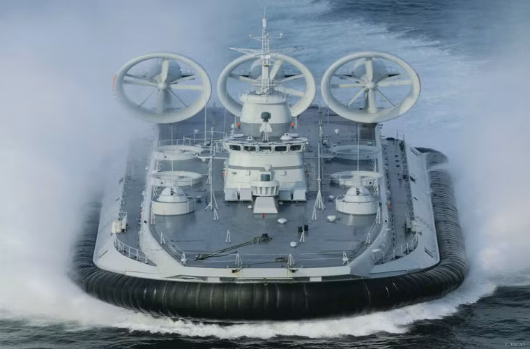 Được biết ngay sau khi đưa vào biên chế các tàu đổ bộ khí đệm lớp Zubr Hải quân Trung Quốc ngay lập tức điều các tàu này xuống tập trận tại khu vực vùng biển tranh chấp ở Biển Đông.