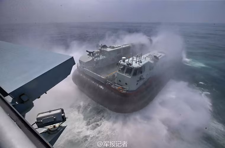 Ngoài các tàu lớp Zubr, Hải quân Trung Quốc còn đưa vào trang bị một mẫu tàu đổ bộ khí đệm khác là các tàu Type 726 thuộc lớp Yuyi.