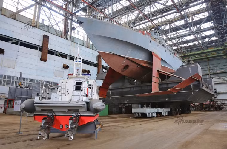 Sau khi được chuyển giao cho Rosoboronexport, nhà máy đóng tàu Feodosia bắt đầu chuyển sang nhiệm vụ đóng mới cũng như bảo dưỡng các loại tàu chiến cho Hải quân Nga, bên cạnh đó nhà máy này còn cả đóng các mẫu tàu dân sự.