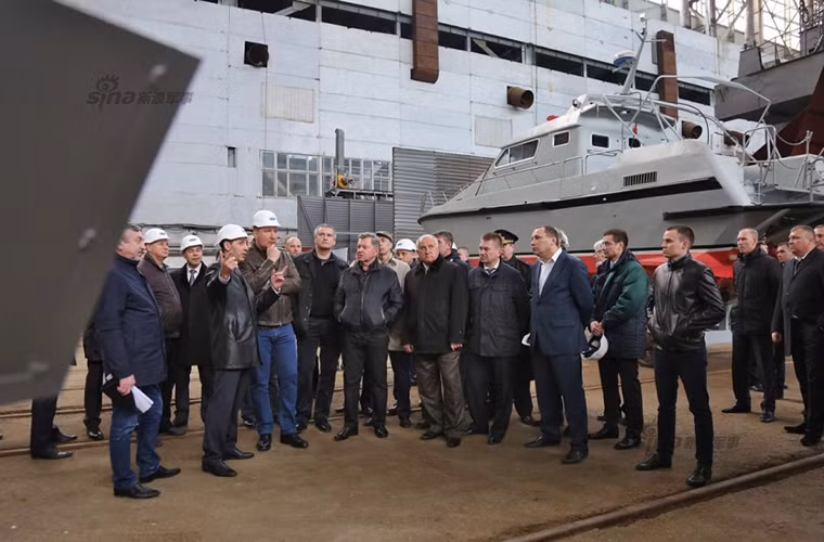 Tàu Zubr có khả năng chở theo tối đa 3 xe tăng chiến đấu chủ lực tương đương hơn 150 tấn hoặc 10 xe bọc thép cùng 140 lính thủy đánh bộ hoặc tối đa 500 binh sĩ.