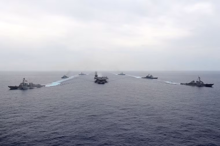 Các tàu hộ tống rẽ về 2 phía trong một tình huống cơ động chiến thuật trên biển.