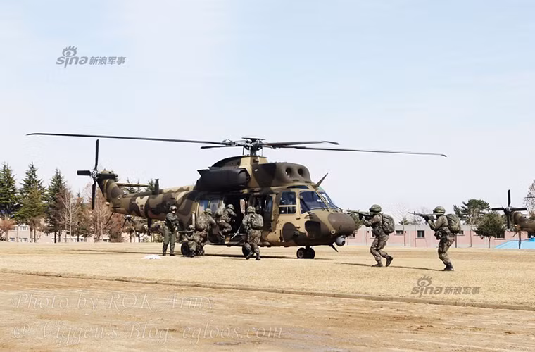 Được biết, đây là đợt tập trận chung lớn nhất từ trước tới nay của liên minh quân sự Mỹ, Hàn với sự tham gia của hơn 300.000 quân Hàn Quốc cùng 17.000 lính Mỹ cùng hàng trăm trang thiết bị quân sự với sự tham gia đầy đủ của các đơn vị Hải-Lục-Không quân của cả hai nước. Nguồn ảnh: Sina