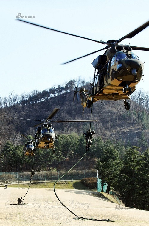 Trực thăng KAI Kuh-1 Surion được Tập đoàn công nghiệp hàng không vũ trụ Hàn Quốc (KAI), Cơquan Phát triển Quốc phòng Hàn Quốc (ADD), Viện Nghiên cứu Không gian vũ trụ Hàn Quốc (KARI) cùng Hãng chế tạo trực thăng Eurocopter của Châu Âu hợp tác phát triển. Chính vì lý do này mà thiết kế của Kuh-1 có phần khá giống các dòng trực thăng đa năng do Eurocopter chế tạo. Nguồn ảnh: Sina