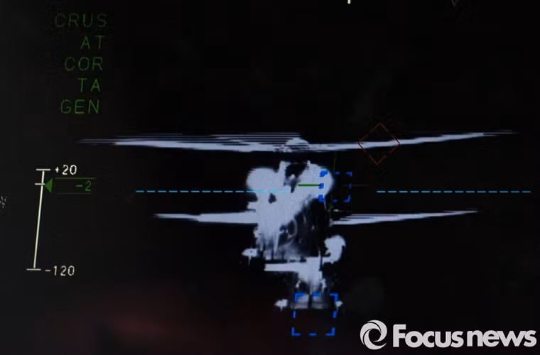 Trang thiết bị điện tử trên Kuh-1 về cơ bản tương tự như trên các dòng trực thăng của Eurocopter, tuy nhiên chúng được tích hợp sẵn các hệ thống quản lý tác chiến và thiết bị quan sát quang ảnh nhiệt hổ trợ cho việc vũ trang hóa trực thăng khi cần thiết. Hai phi công của Kuh-1 cũng được trang bị mũ bay tích hợp màn hình hiển thị MHD. Nguồn ảnh: Sina