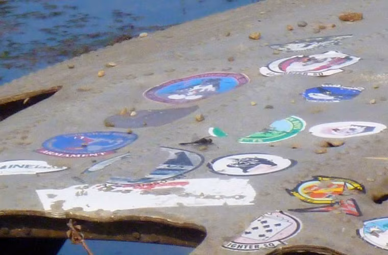 Trên thân máy bay được dán khá nhiều logo.