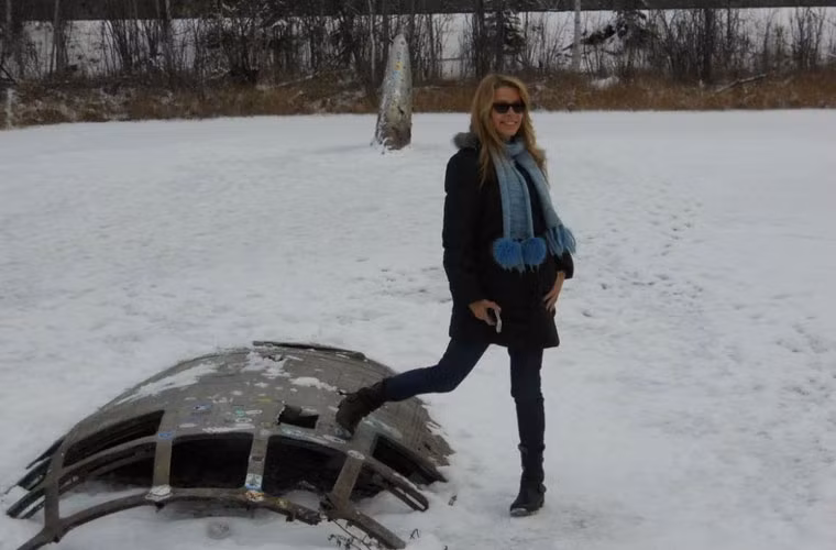 Vào mùa đông, khi mặt nước hồ đóng băng, người dân có thể tiến sát tới buồng lái máy bay và chụp ảnh "tự sướng".