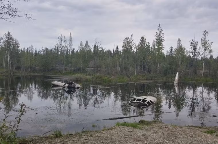 Chỉ có một phần máy bay ném bom B-29 lộ lên mặt nước.